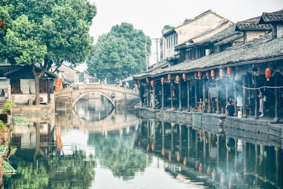女婴被收养24年考上博士,亲生父母登门认亲时,她是如何做的?
